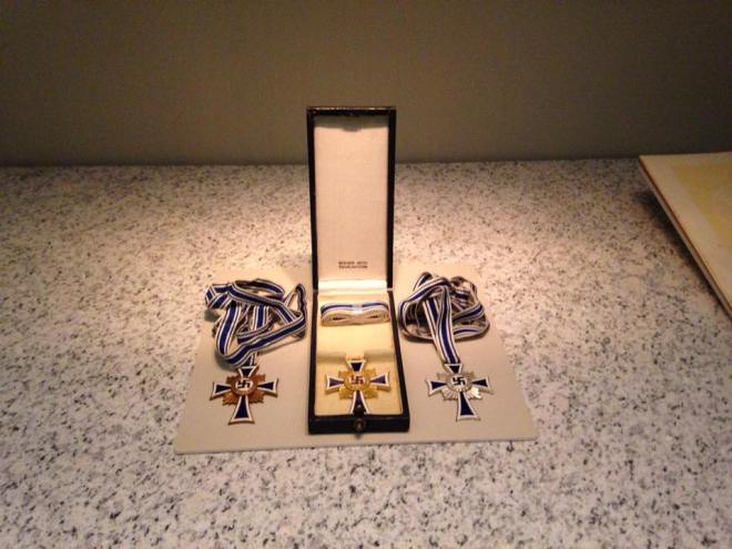 Hitler medal for women 2