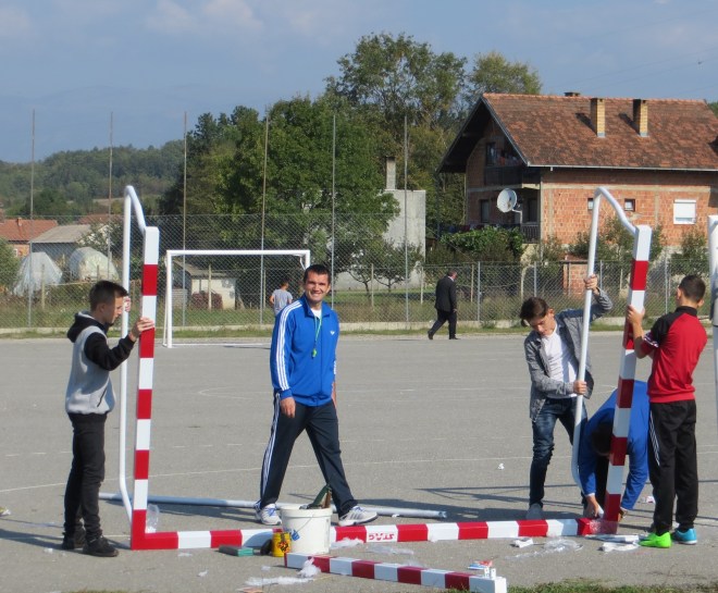 setting up soccer football net 2.JPG